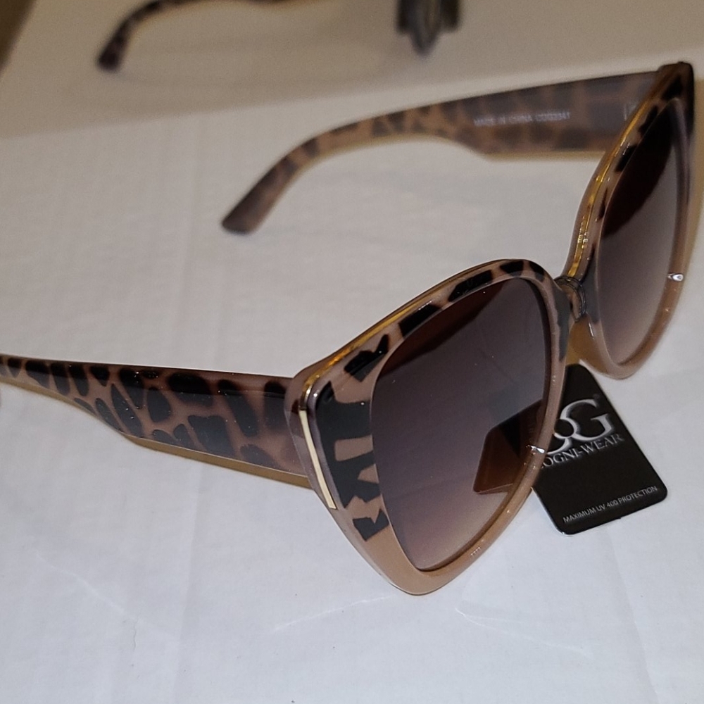 NWT** Cat eye SUNGLASSES with Gold trim - Picture 2 of 5